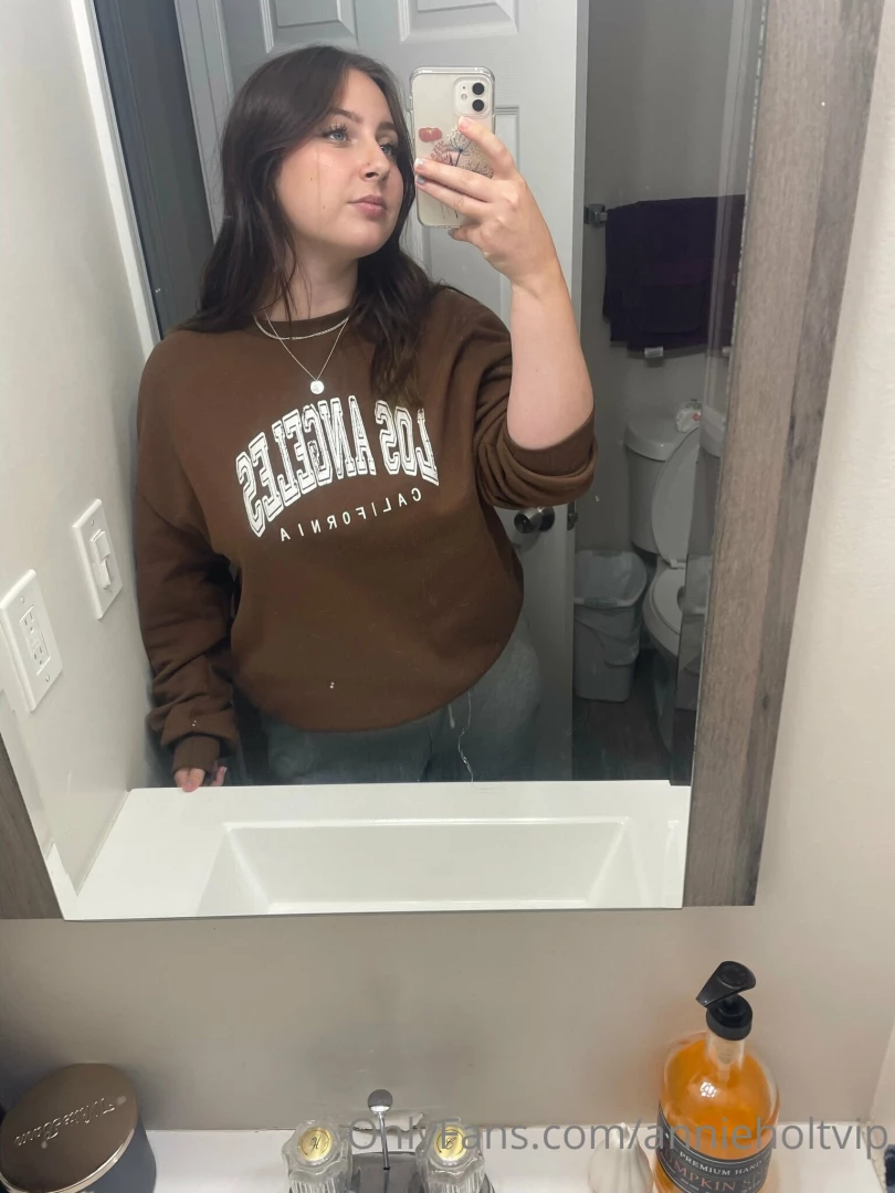 I live in this brown sweater i love it sm i hope everyone is having a part 1 