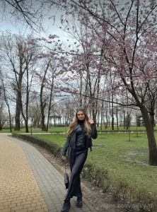 Strolling through the blooming park i embody elegance in my stylish