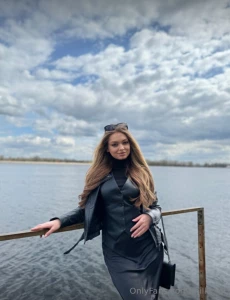 Strolling along the riverbank i embody sleek sophistication in my