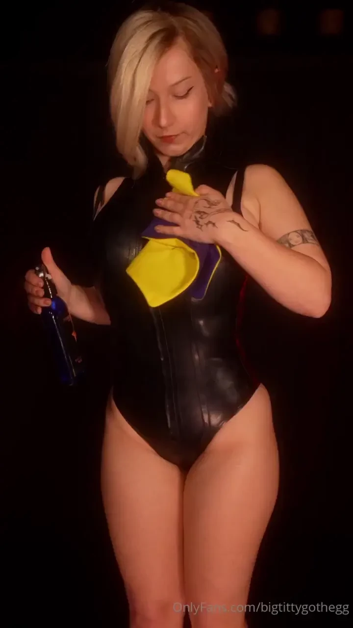 Oiling myself up do you like how this latex shows off my body 