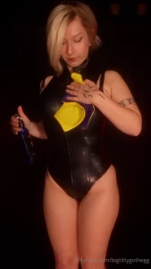 Oiling myself up do you like how this latex shows off my body
