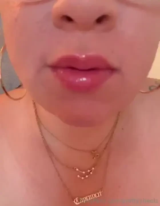 My first lip video let me know what you think down below 
