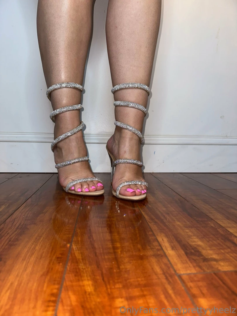 Perfect arches and toes in these sexy heels 
