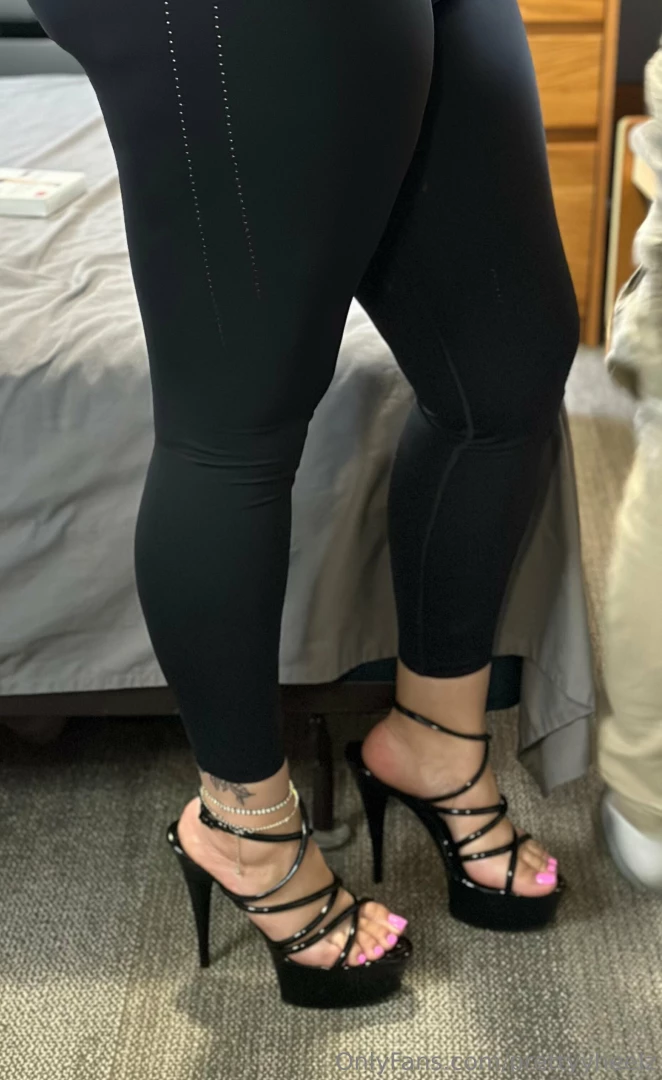 Prettyyheelz love my pink pedi in these platforms part 2 