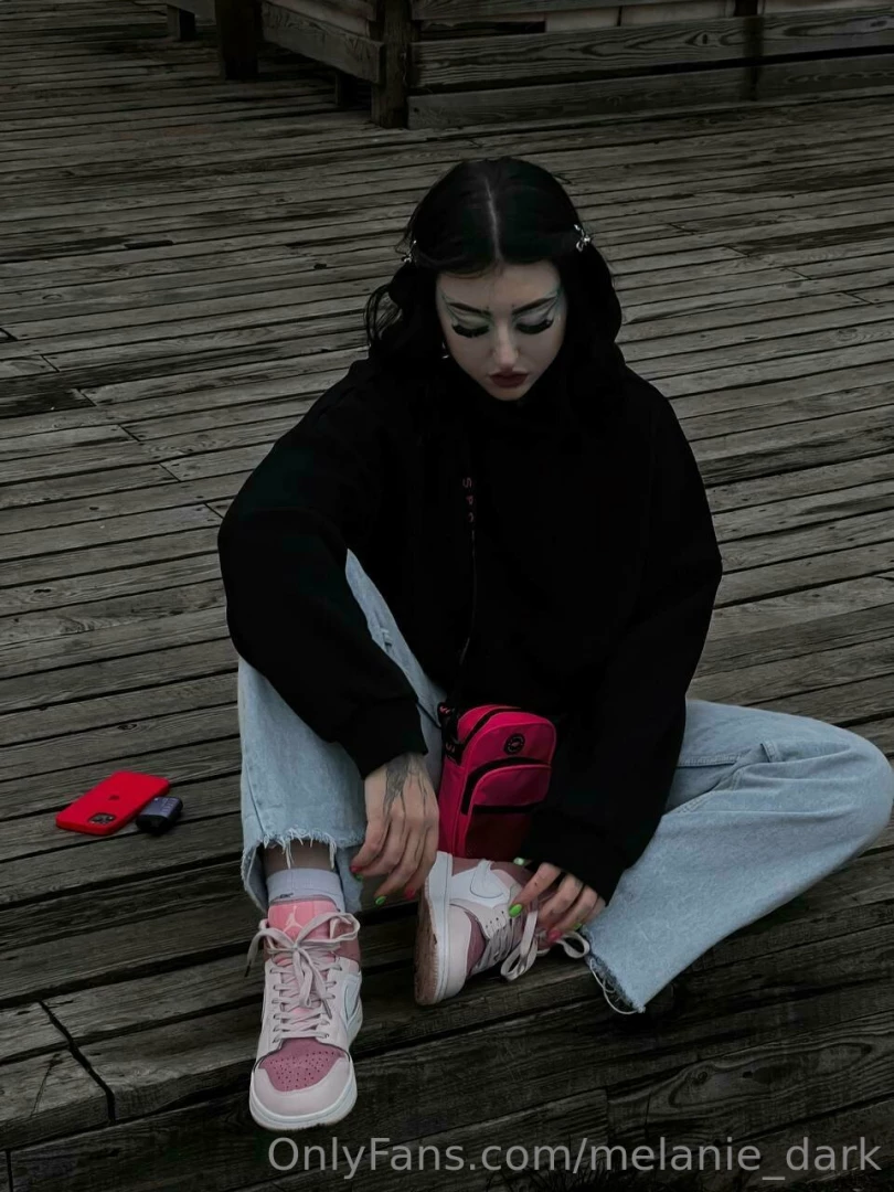 Hi there everyone my name is melania and i m 22 years old i m a real 