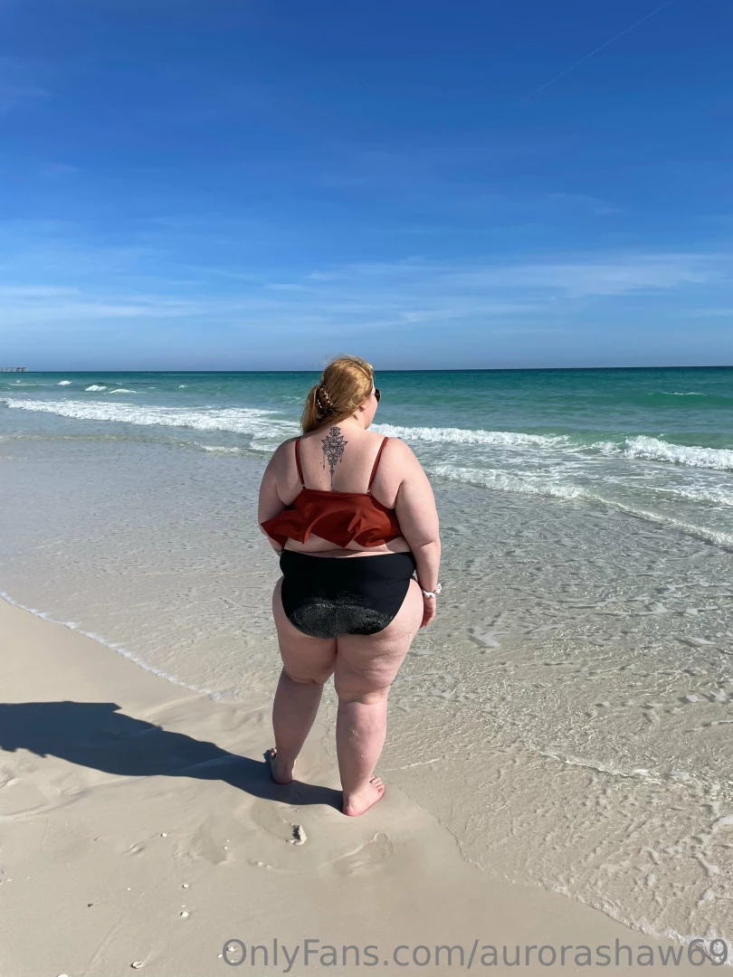 Someone come put sunscreen on me 