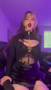 I finally figured out how to fuck myswlf with my heel lmao listen i