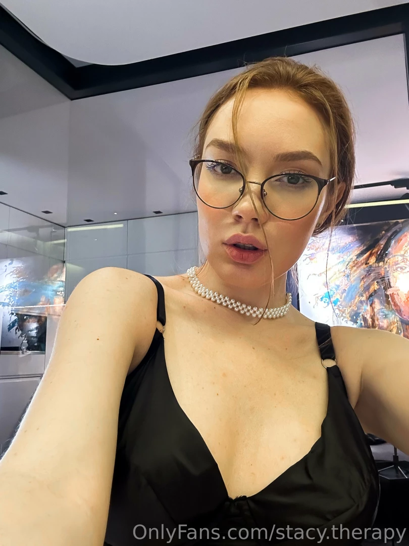 Would you want to consult with such a hot psychologist 