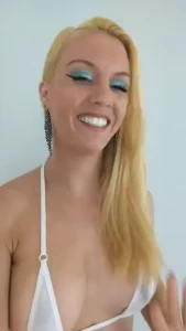 Hey guys here is a little clip from my video shoot today enjoy