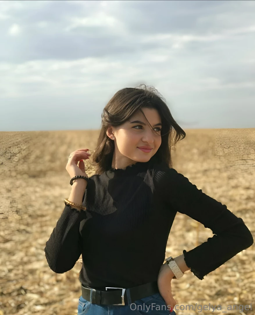 Cute girl elvira_shake loves to play with her tight red pussy after part 37 