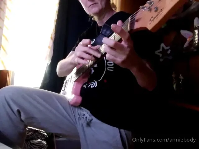 Fresh in from walking pussy and now for some good morning tunes and 