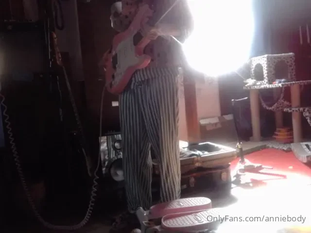 Tuning pinkie up for a little jam out with some exercise too - oh and 