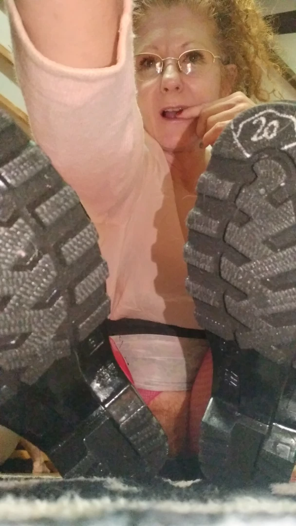 Whoooooooooooooo new red rain boots love at first sight redrainboots 