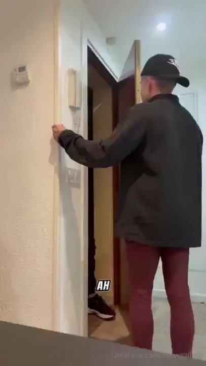 El repartidor entro y pasaron muchas cosas dale me gusta si quierws 