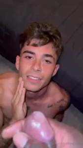 Como me gusta cuando cae el semen encima de mi tip y te lo paso