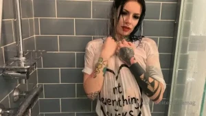 Who wants to see katsandcrows naked in the shower