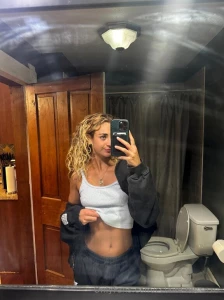 Everyone loves a good bathroom selfie right