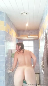 Il s est pass des choses dans cette douche tout le monde tait all