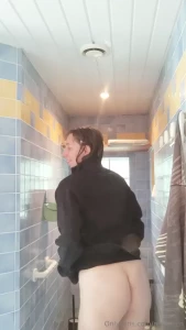 Ici on fait pipi on se rince on se change on s enferme pour baiser on