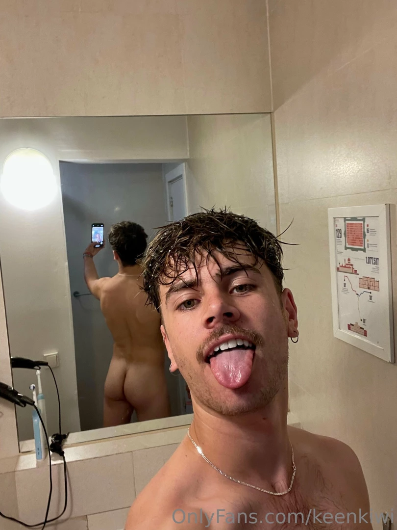 Tooshie in the mirror have been enjoying all my cold showers this part 1 