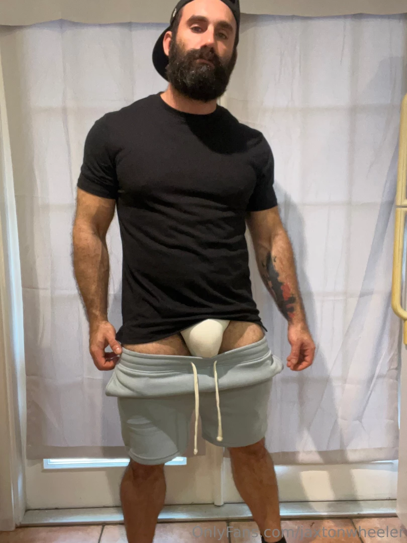 Nice bulge wanna pull it out 