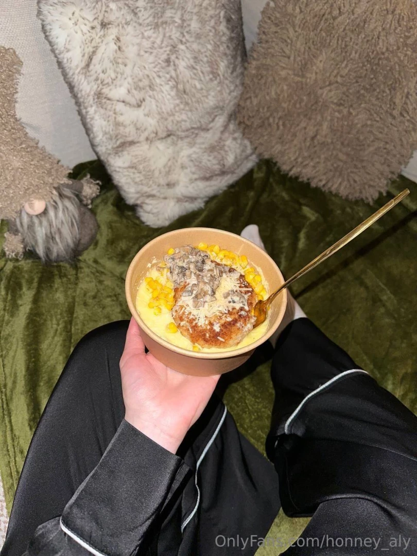 Today i decided to just relax at home and spend the day in comfort i 