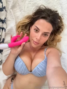 Preferisci vedermi con il dildo o con il vibratore perch questo un