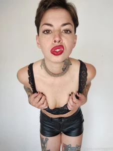 Hello boy i m online and on fire write me to have fun for a while