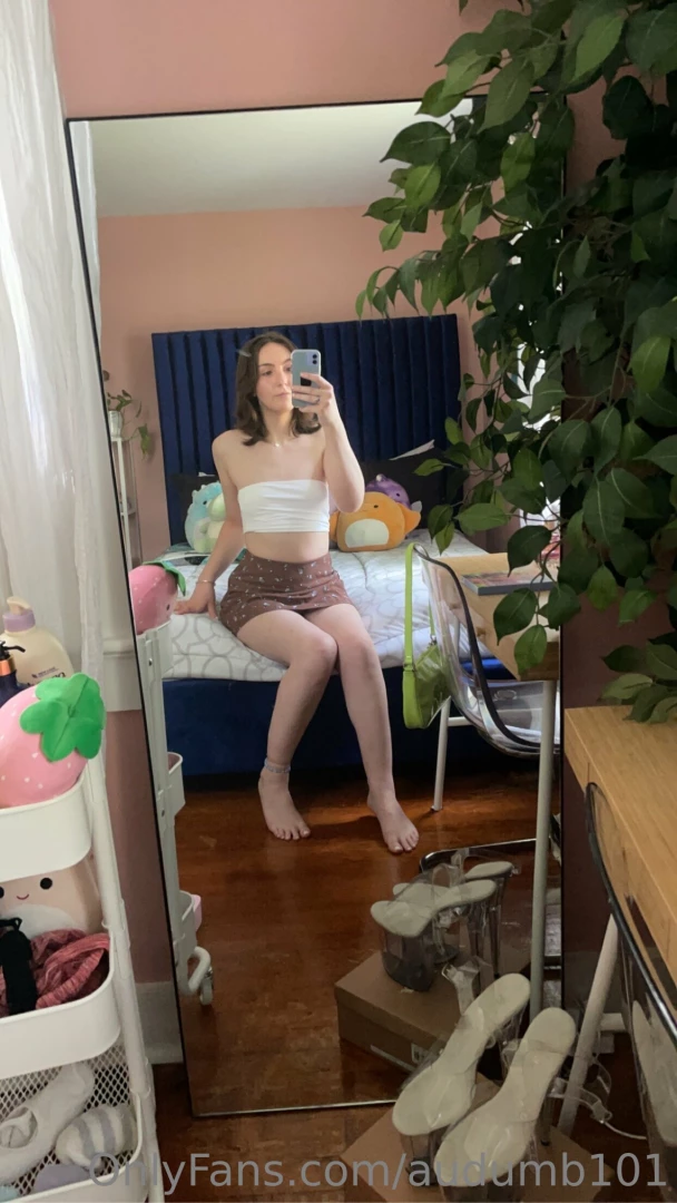 Look at my silly little bimbo outfit part 1 