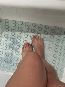 Sub varias fotos que me hac an masajes en los pies peeeeero of me las