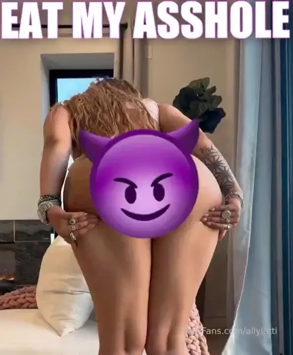 Eat my asshole out i love when guys shove their face in between my ass 