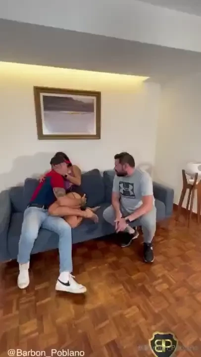 Un polic a y su novia me permiten unirme a ellos en sexo y placer 