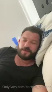 Cuando me acaricio la verga reci n levantado siempre me acuerdo de mis