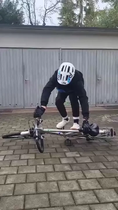 Behind the scenes shooting a new reel with the city bike 