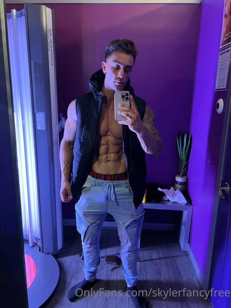 Get naughty with your canadian daddy message me on my vip skylerfancyy 