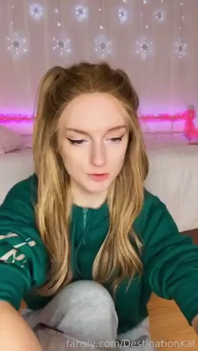 A little update vlog while i paint my nails i intended to post this 