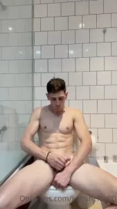 I came across a big surprise outside the bathroom me encontr con una