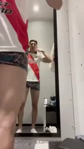 Which of the two outfits do you like the most quale dei due outfit ti part 1