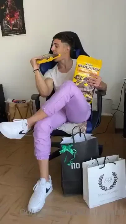 My birthday already started more than grateful to all my fans for 