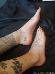 Anyone out there want to play with my feet