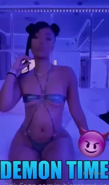 Spreadin my legs showin you what a million dolllar pussy looks like 