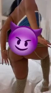 Slidin dem bottoms off bending over and twerking this juicy pussy n