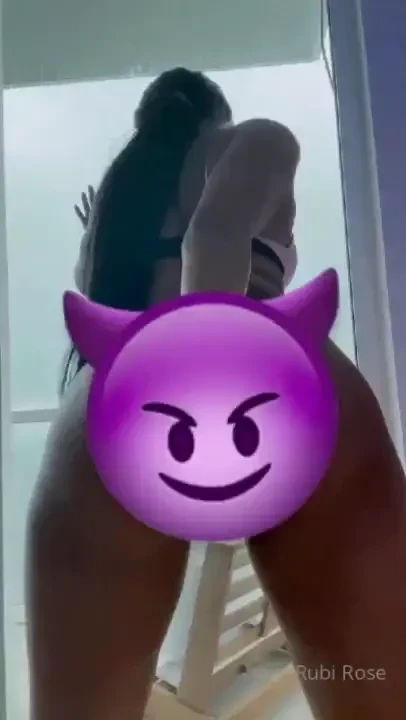 Rubbin dis pussy from da back got me drippin ass all in ur face movin 