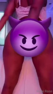 Finger fucking dis pussy