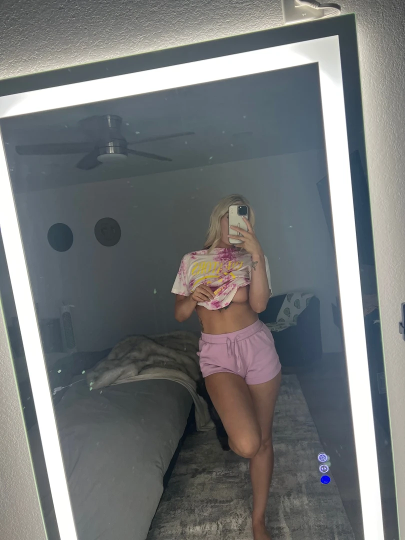 Want to see the real me dm me with for a private snap session 