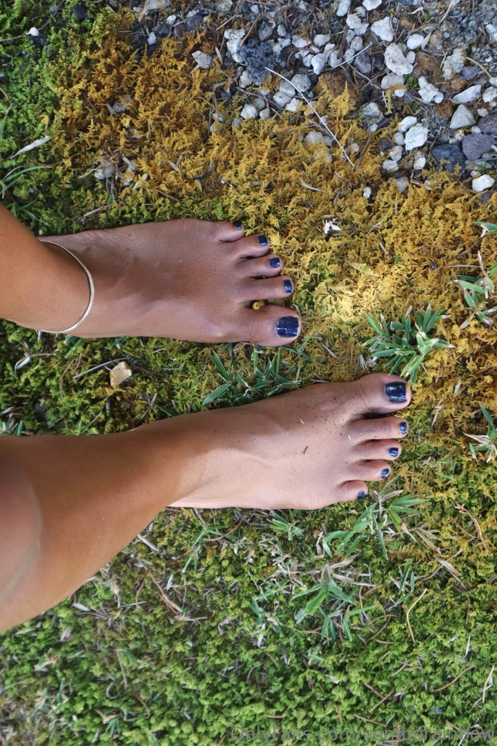 For all my feet lovers i totally get it toes can be beautiful dm me 