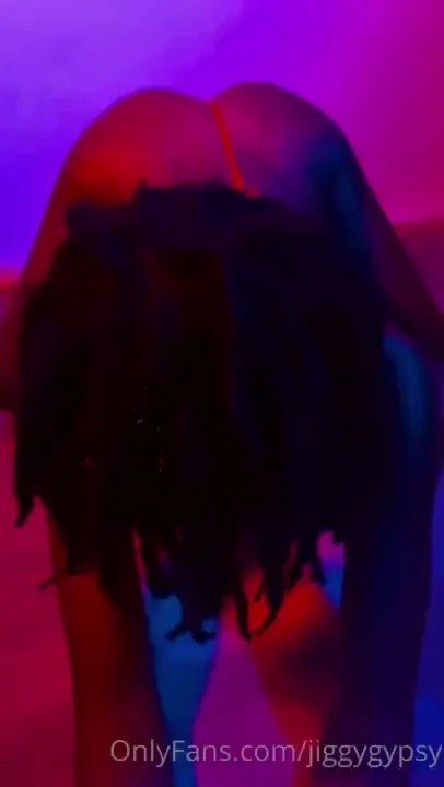 Rose red is such a delectable color on brown skin si 