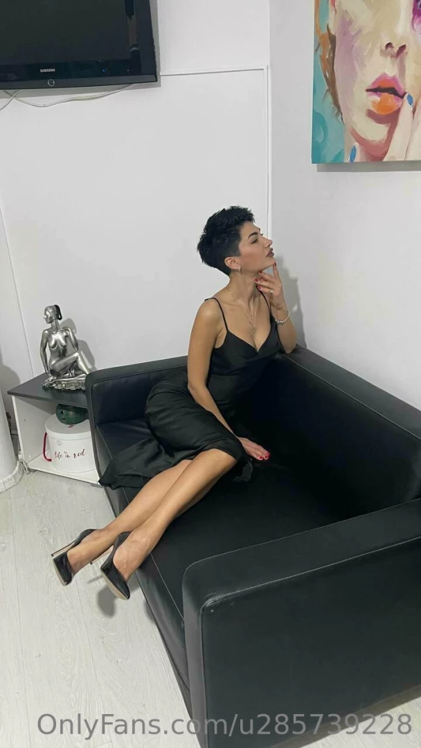 Well now look closely at the statuette in the background do i look 