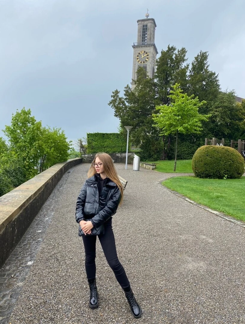 Let s spend some time together walking down the street and enjoy life 