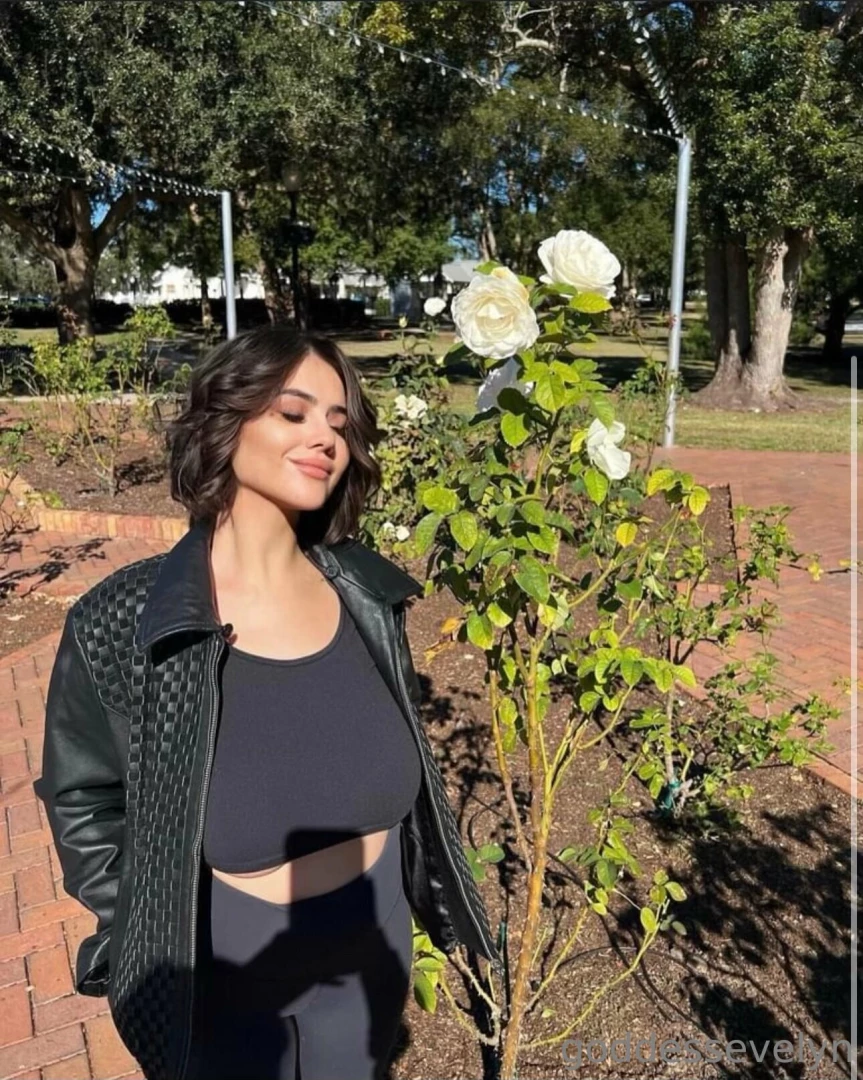 I love to feel the sun on my skin also i love to feel a dick in my 